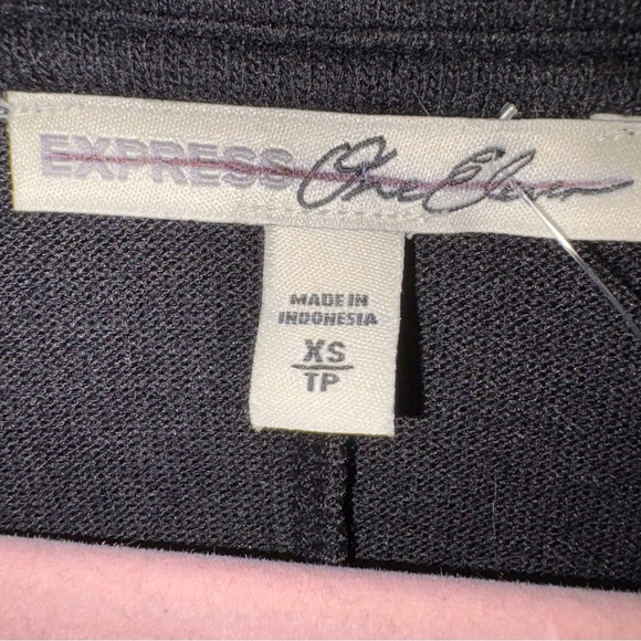 Express One Eleven Black Relaxed V-Neck Long Sleeve Top - Picture 2 of 4